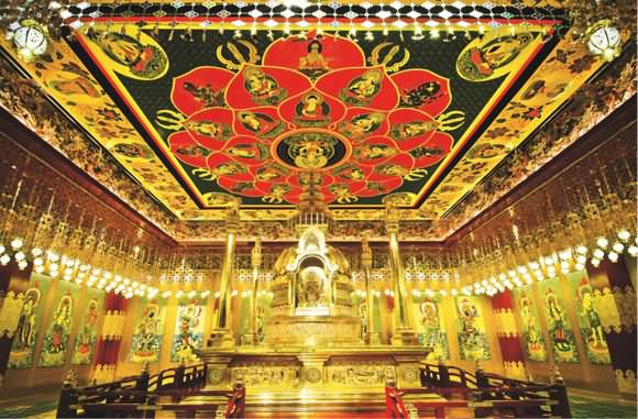 interior-of-buddha-tooth-relic-temple